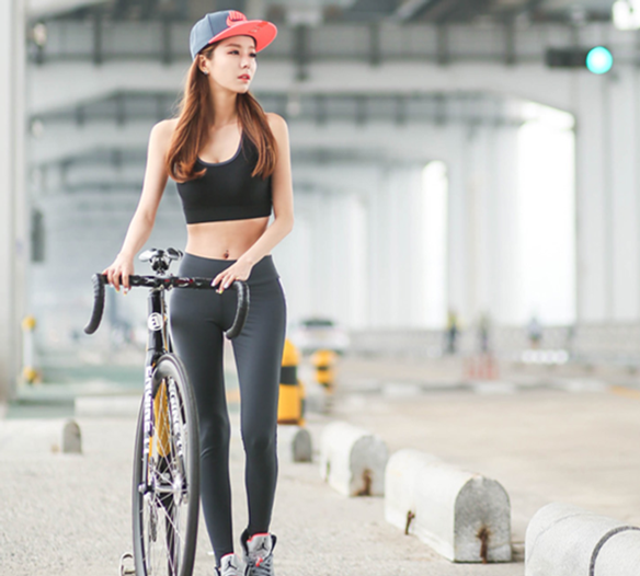 街拍:紧身打底裤美女,充满活力气息,显得年轻青春范十足!