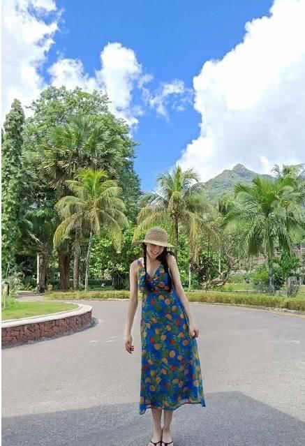 盘点女星穿裙子，高圆圆时尚，迪丽热巴可爱，她穿的最迷人