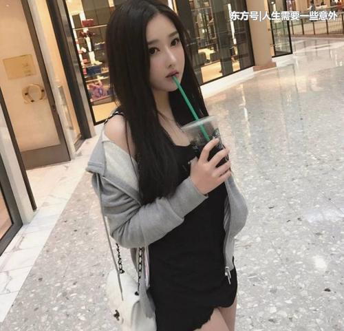 清新恬静的小美女，巧妙穿搭时而俏皮时而大气，灵动柔美非常养眼