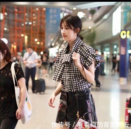 张俪穿黑白格子上衣搭配黑色皮裙现身机场 留着刘海长发气质甜美