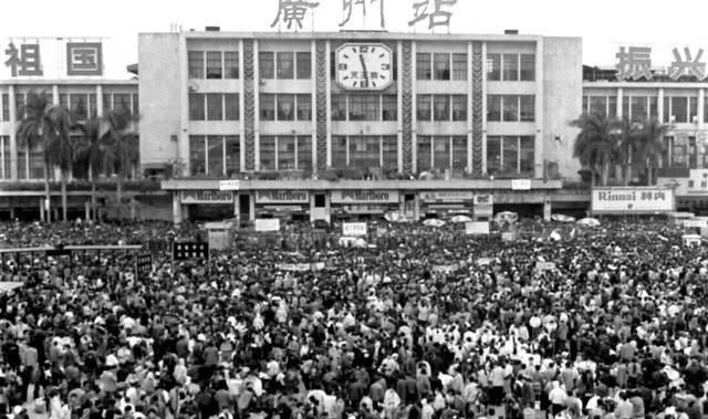  排队■被藏40年的春运偷拍照：那一年，我排队到通宵，那一年…