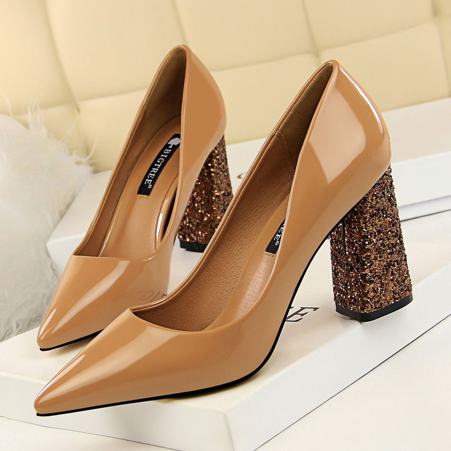 虎背熊腰的我，换上这几些高跟鞋+裙子，美翻天!十个女人九个爱