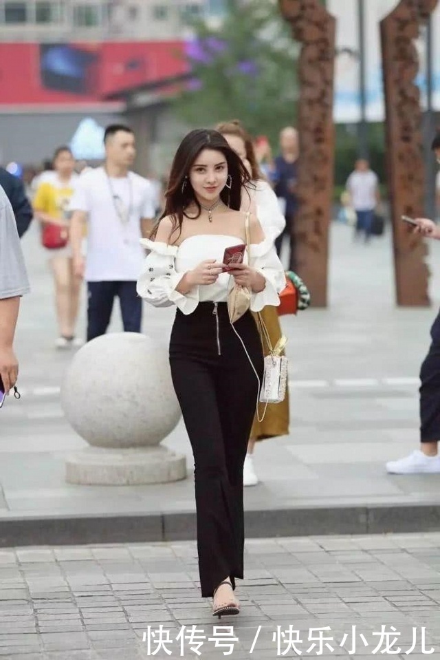 性感|路人街拍,靓女白色的一字肩小衫搭配紧身牛仔裤,看着性感迷人