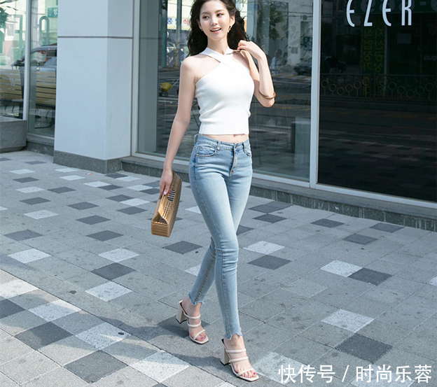 街拍：紧身裤美女穿街头风格，展示苗条的身材！