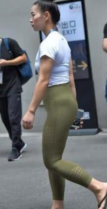 女人这样穿“打底裤”出门，原本的美丽荡然无存了，真替她可惜啊