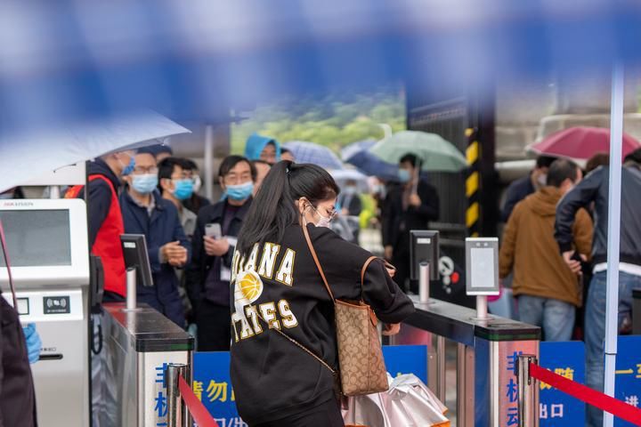  『发现』浙江万里学院返校疫情防控演练中发现： 双码双测，每人15秒进校！