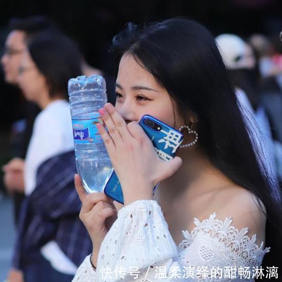 气质@一件白色上衣配黑色短裤，时尚靓丽气质，街拍靓女如云的小姐姐