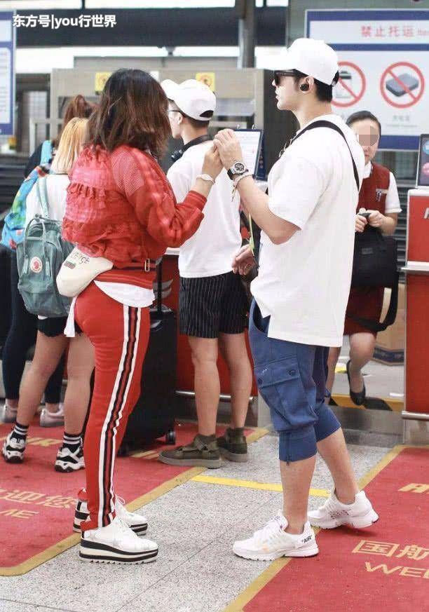 钟丽缇够了，运动裤都穿成紧身款了!网友:鞋子才是万年不变款!