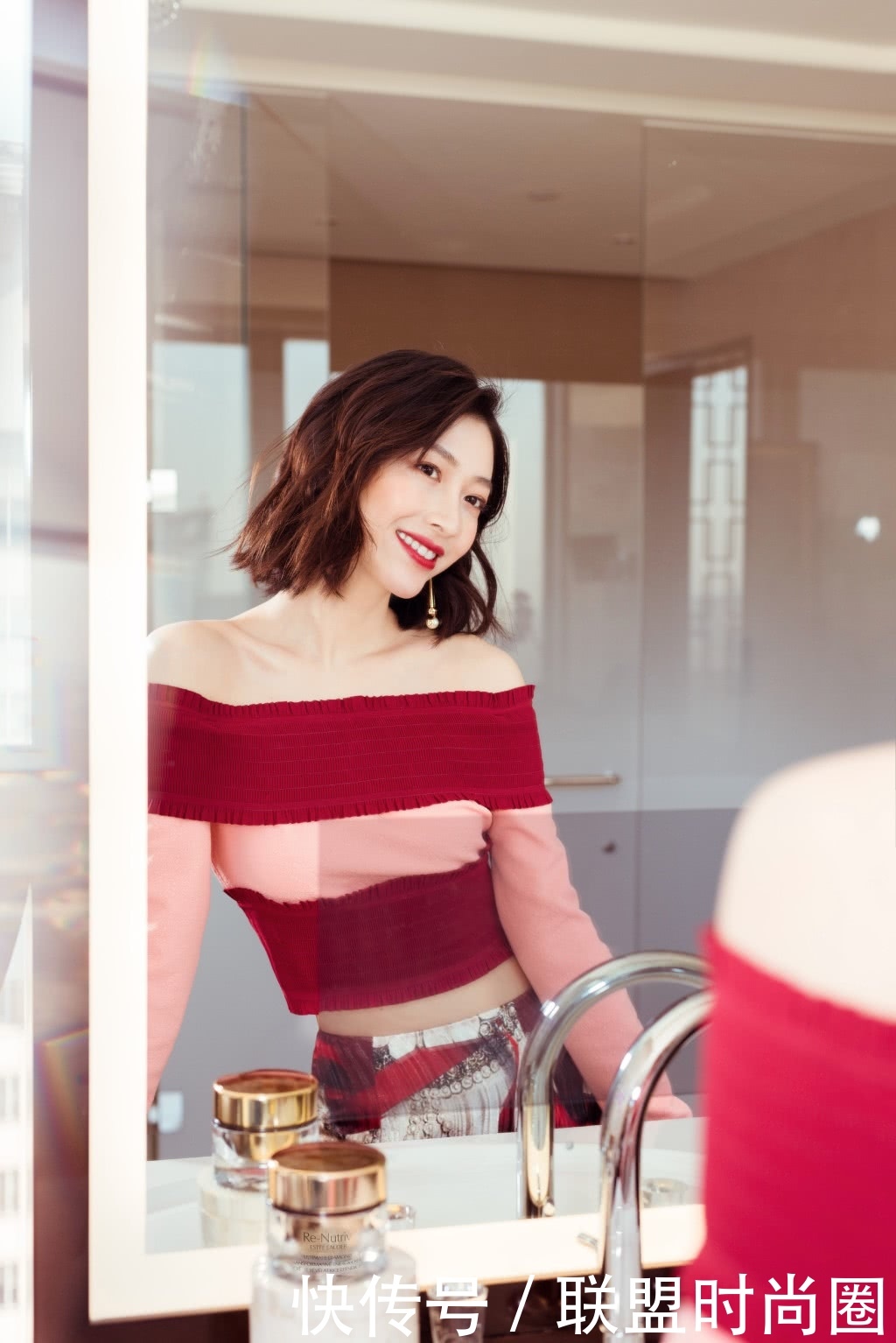 温雅穿抹胸裙玩性感，暴露了一双惊艳长腿，网友：被这腿给征服了