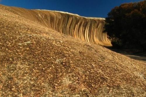 这片高15米、长110米的“海浪”,大约形成于27亿年前!