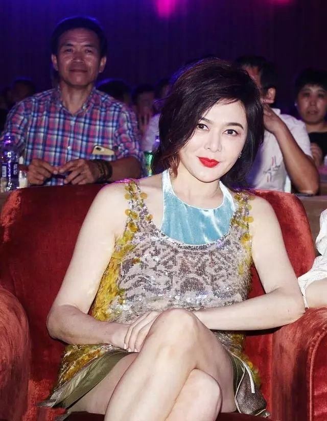 56岁关之琳的老年装扮，值得大家学习，肚兜很时髦！