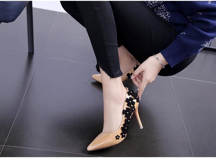 用黑色的花朵的美丽搭配尖头高跟鞋的性感，更显女性的魅力