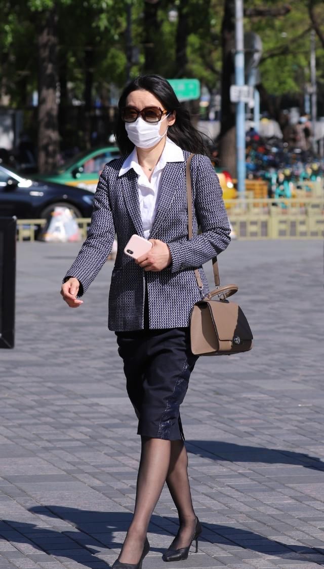  北京：北京街拍：走在时尚前沿的漂亮女孩们，总能让人眼前一亮