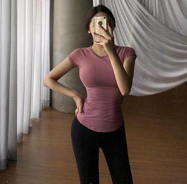 街拍：一身白色套装的小美女，侧面看上去成熟性感，身材窈窕迷人