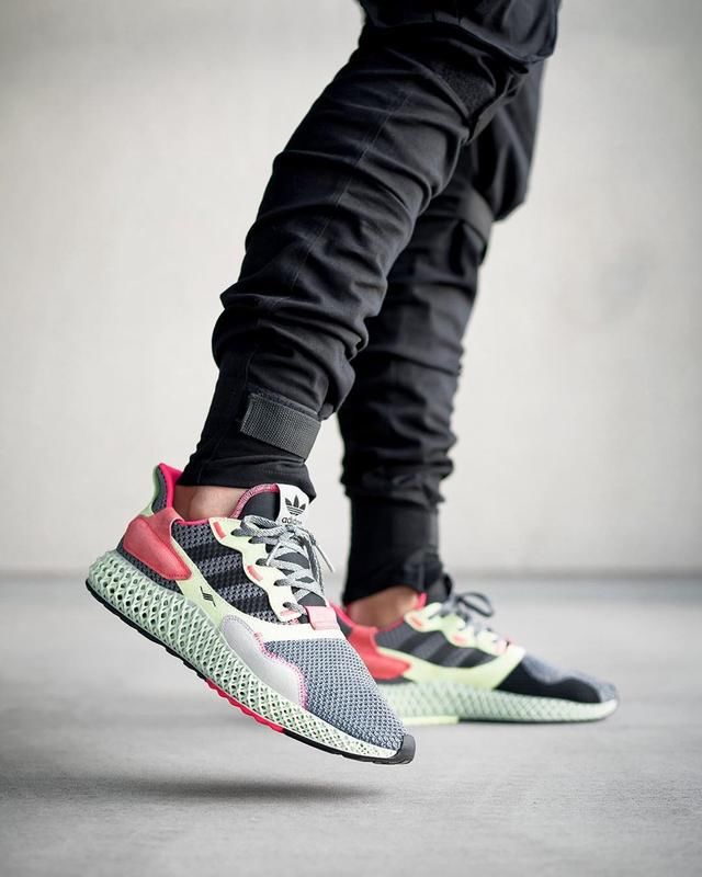 全新 4D 跑鞋亮相！复古造型与顶级缓震兼备，你心动了么？