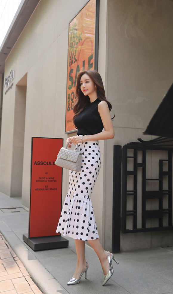 女神孙允珠，玄武岩黑磨牛奶波点无袖套裙