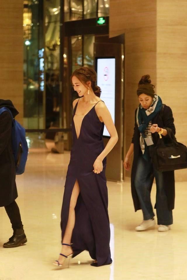 张钧宁造型大突破,一改往日清纯,穿吊带裙勾勒S曲线惊艳众人!