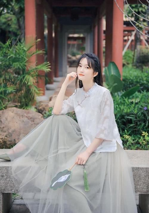  「女生」身高不足160的女生，开春建议“中式上衣＋半裙”，清纯减龄又显高