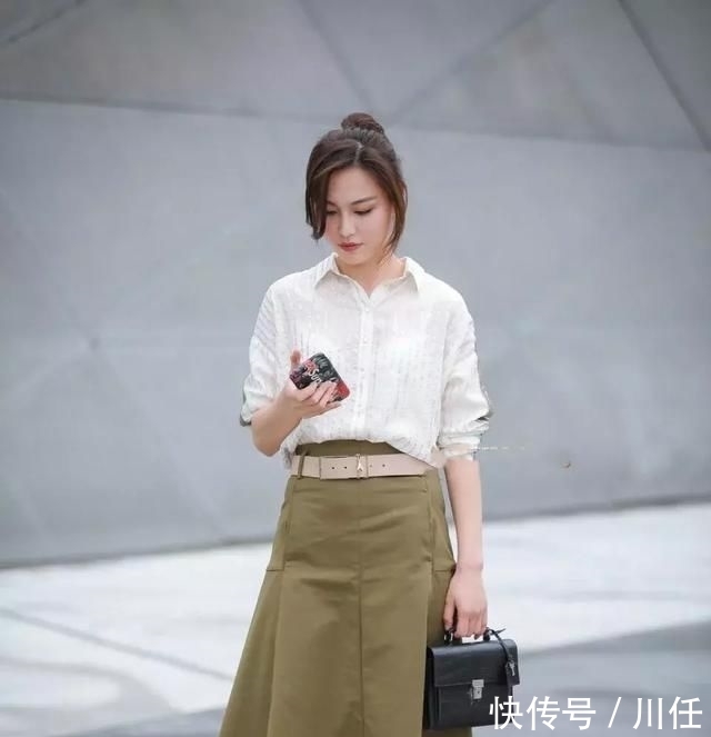 『天使』街拍,她有着天使般美丽面孔,衣着大方让人感受到最自然的美