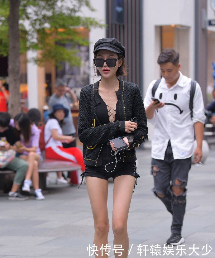 美女穿一双12公分高的高跟鞋，鞋跟细如牙签，怎么走得平稳？