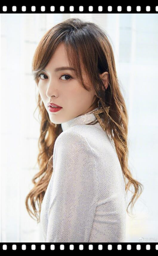 罗晋不敢分手原因 35岁唐嫣这么美？白色丝绸包臀裙大显身材