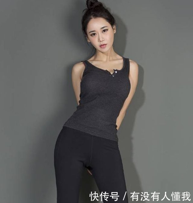 街拍美女紧身打底裤散发清新自然的气息,充满青春的时尚活力!