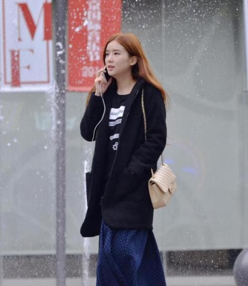  「秋月」街拍：皎若秋月的美女，一件白色短袖配黑色短裙，时尚女性气质范