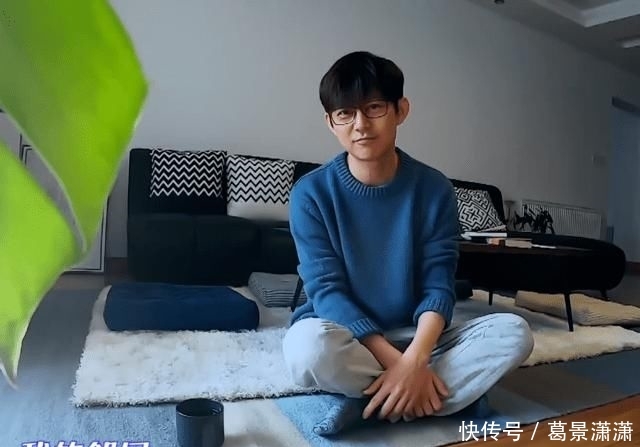『打通』何炅宅家打通厨艺任督二脉 ,做泡面饼获赞,明星在家也这么会穿