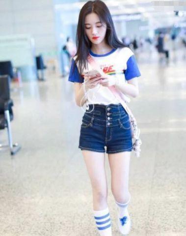 鞠婧祎也是豁出去了，为显高将裤腰提高10厘米，可惜腿还不够长