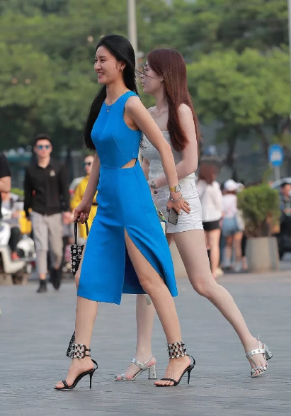 街拍两位性感的大长腿美女小姐姐，你更中意谁呢？