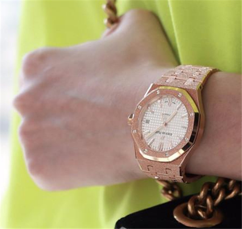 奚梦瑶一身穿搭45万，网友：穿出了45块的感觉