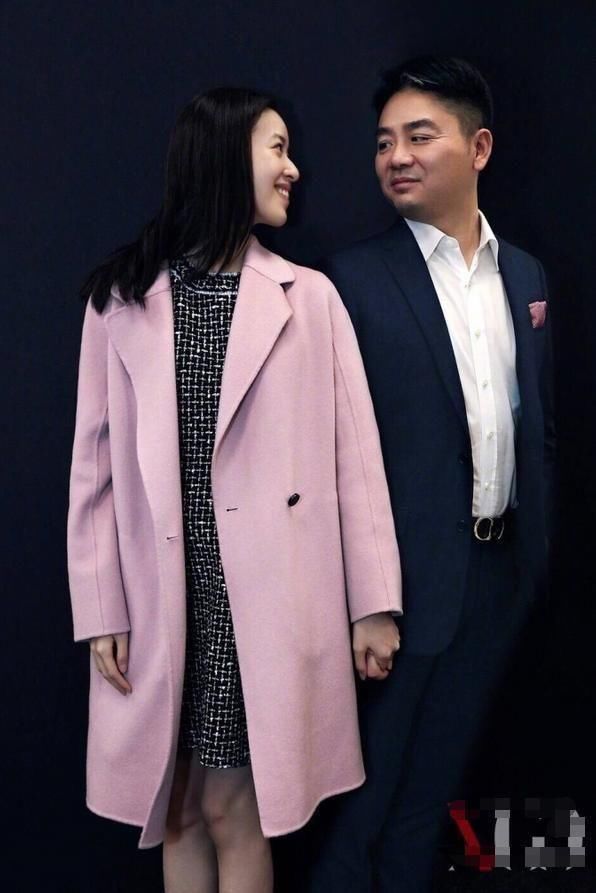 章泽天刘强东大玩深情对视，网友直呼:咋看都像父亲看女儿!