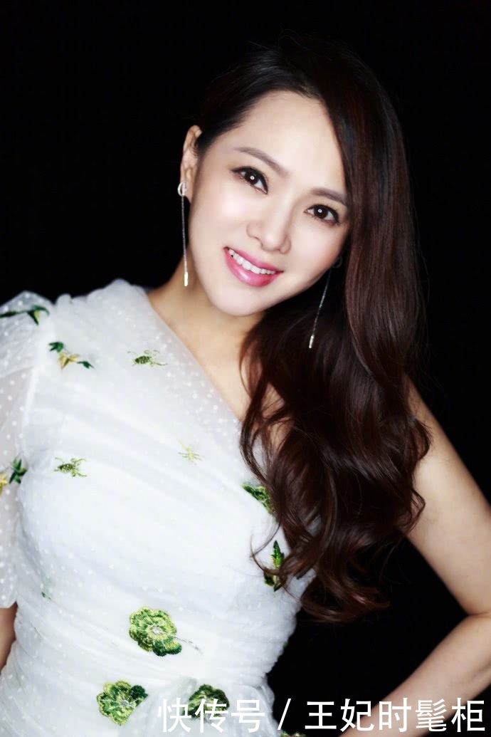 伊能静穿花衬衫出门，搭配牛仔裤显嫩20岁不止，网友：真有49岁吗