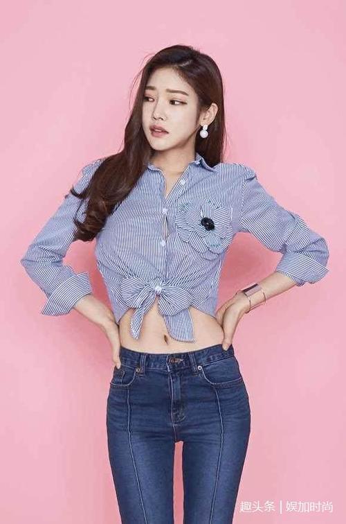 穿紧身裤的小姐姐，百变的穿搭很时尚，尽显女性的知性优雅！