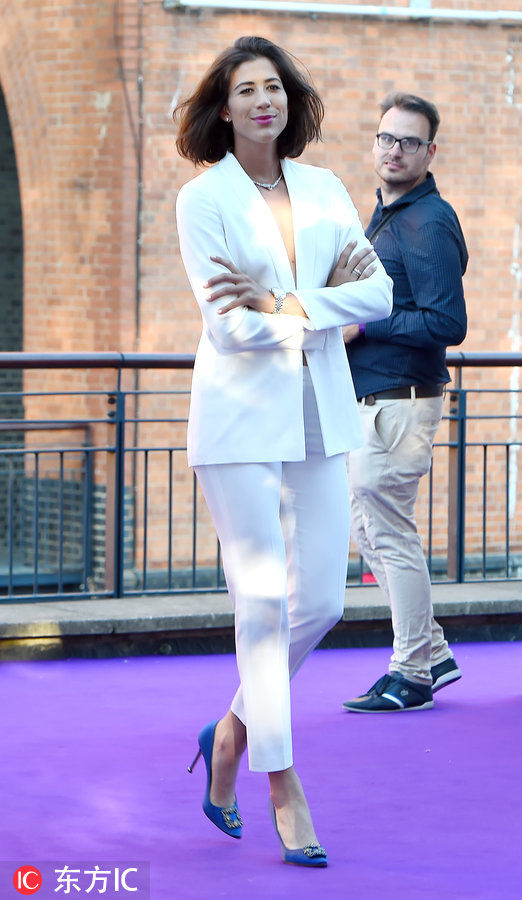 被穆古鲁扎这一身撩到了 白色西装长腿笔直 风吹秀发气质爆棚