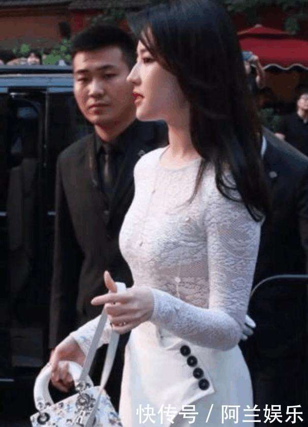 走向成熟的蜕变，刘亦菲以一身白色蕾丝长裙出席活动