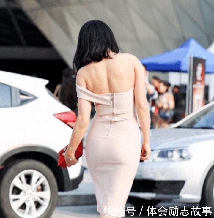  『适合』什么是优雅气质？这件粉红色短裙诠释很到位，适合35岁的人穿吧？