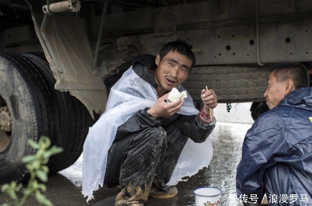  「心酸」农民工吃午餐的照片，看完让人心酸，我再也不想浪费粮