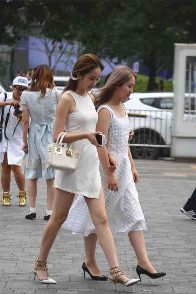 街拍: 紧致的裙子让成熟女人更有魅力