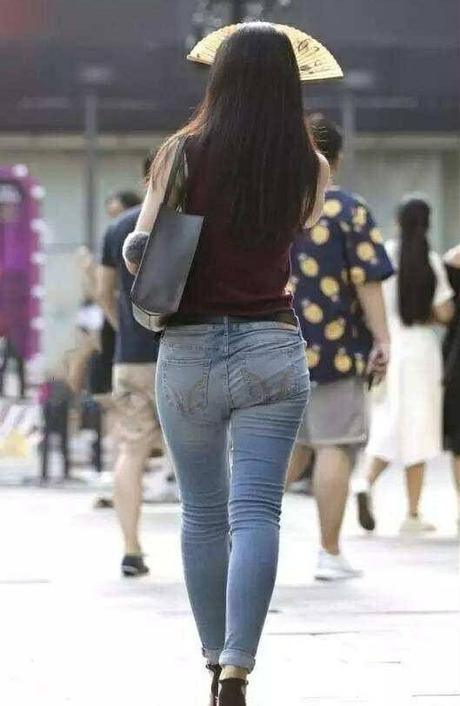 街拍美女：清爽别致的紧身牛仔裤小姐姐，更显个性独特