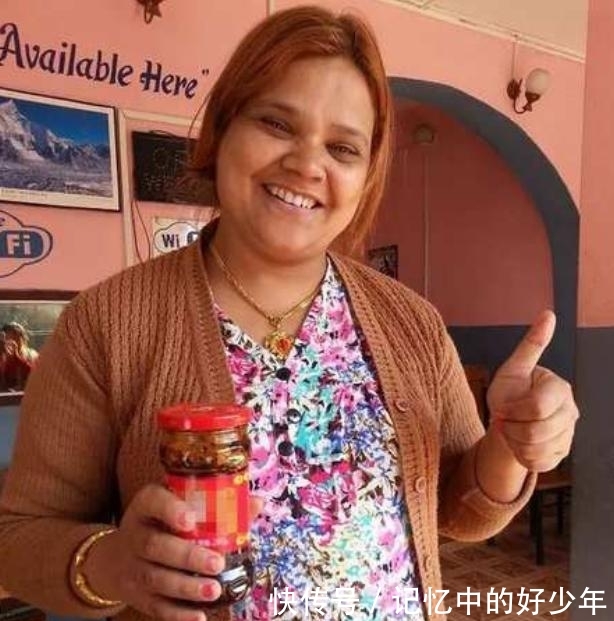 美国游客来中国, 在超市买了5瓶老干妈, 结账时愣住了