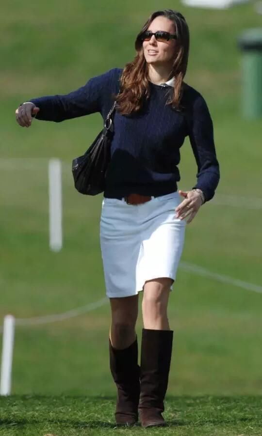 凯特王妃休闲装很舒适，手中行李包很不搭!网友:像外出的打工妹