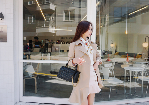 女神孙允珠，劳伦斯蜜色街头时尚飘逸风衣