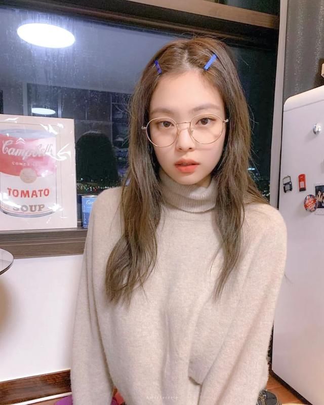  春天都：全网都在仿的Jennie粉嫩蜜桃妆，今年哪里不一样？