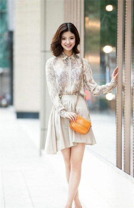 『美女』街拍:成熟美女穿搭短裤,秀出长腿,充满魅力