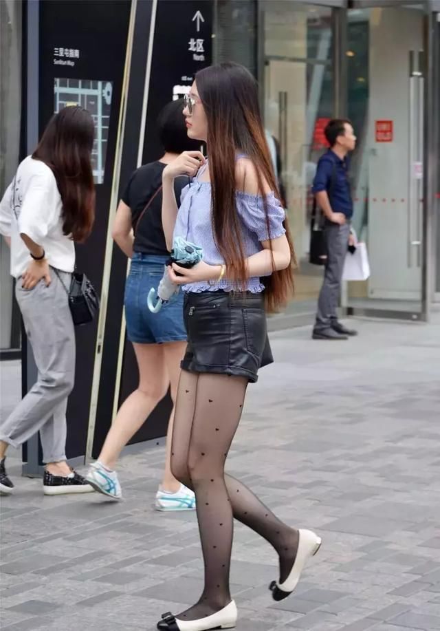 一字吊带衬衫搭配斑点丝袜，暗夜精灵尽显妩媚