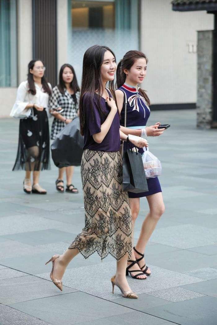 街拍:清纯可爱的小美女,紫色T恤配印花半裙,身姿纤细!