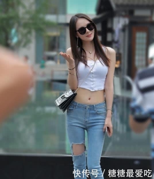  墨镜|街拍：一位“墨镜”美女走红，自拍起来很有气质