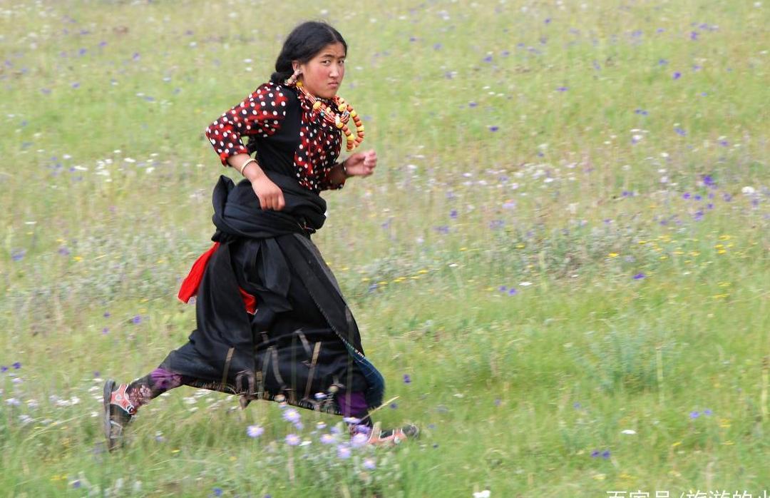 去西藏旅游，看到姑娘蹲在草丛冲你微笑，可能离开比较好！