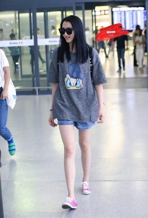 关晓彤这条裙子全是中国画，不仅美出文化，还做到了扬长避短!